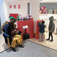 El carter Zahir visita la Biblioteca